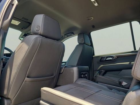 Used 2025 Chevrolet Suburban High Country AWD/4WD image 12
