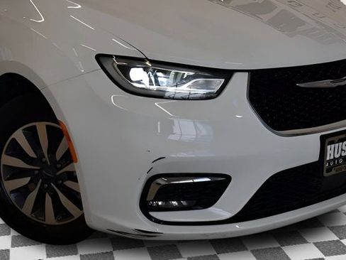 Used 2023 Chrysler Pacifica Touring-L image 15