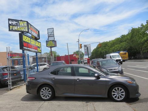 Used 2018 Toyota Camry LE FWD image 9