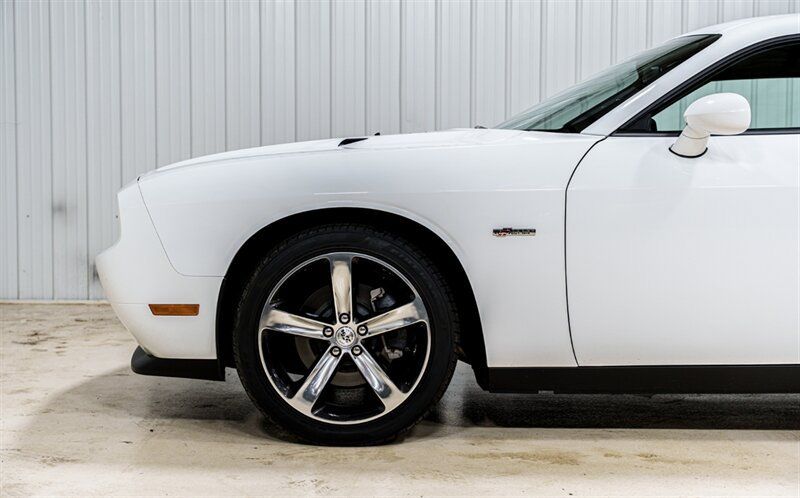 Used 2014 Dodge Challenger SXT RWD image 3