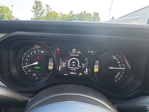 Used 2025 Jeep Wrangler Unlimited Sahara AWD/4WD image 19