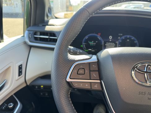 Used 2025 Toyota Sienna Platinum image 24