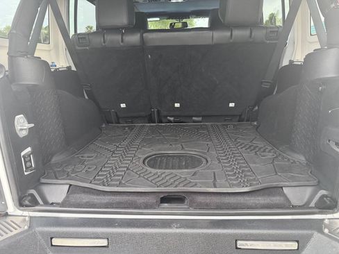 Used 2015 Jeep Wrangler Unlimited Rubicon w/ Connectivity Group AWD/4WD image 14