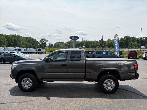 Used 2019 Toyota Tacoma SR AWD/4WD image 4