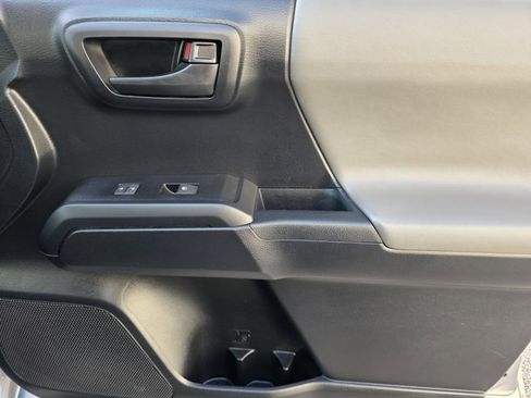 Used 2018 Toyota Tacoma SR image 13