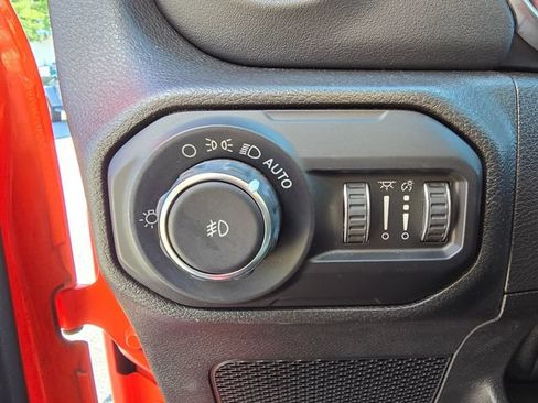 Used 2019 Jeep Wrangler Unlimited Sahara w/ Dual Top Group AWD/4WD image 10