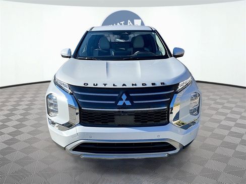 New 2025 Mitsubishi Outlander SE image 2