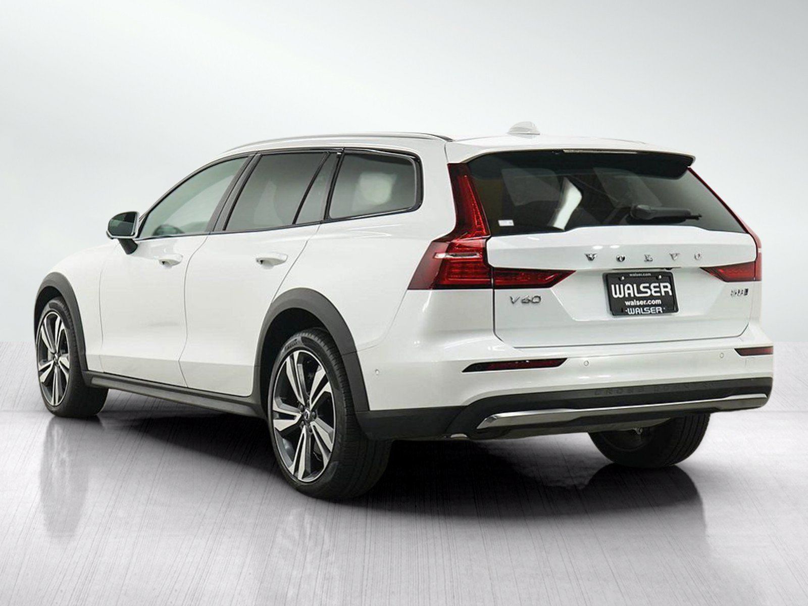 Used 2025 Volvo V60 B5 Cross Country Plus AWD/4WD image 3