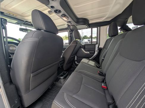 Used 2018 Jeep Wrangler Unlimited Sahara w/ Connectivity Group image 17