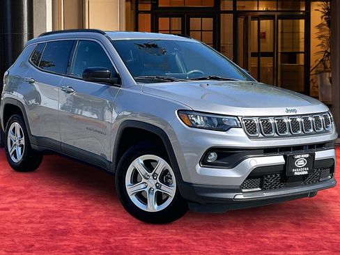 Used 2023 Jeep Compass Latitude AWD/4WD image 2