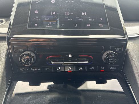 Used 2023 Jeep Grand Cherokee Laredo AWD/4WD image 16