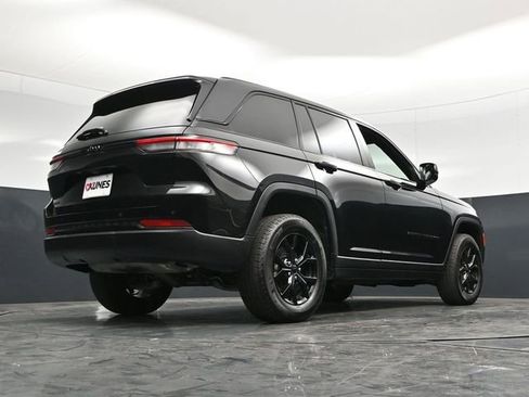 Used 2025 Jeep Grand Cherokee Altitude AWD/4WD image 58
