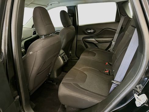 Used 2019 Jeep Cherokee Latitude w/ Popular Appearance Group AWD/4WD image 29