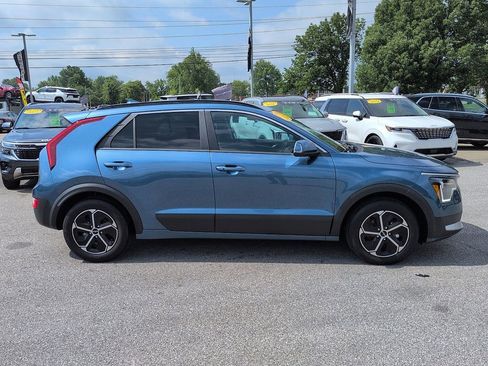 Used 2024 Kia Niro EX FWD image 2