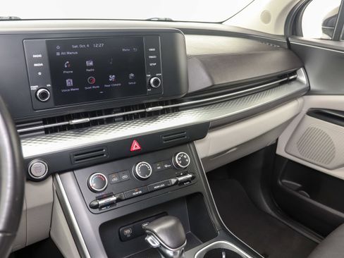 Used 2022 Kia Carnival LX image 18