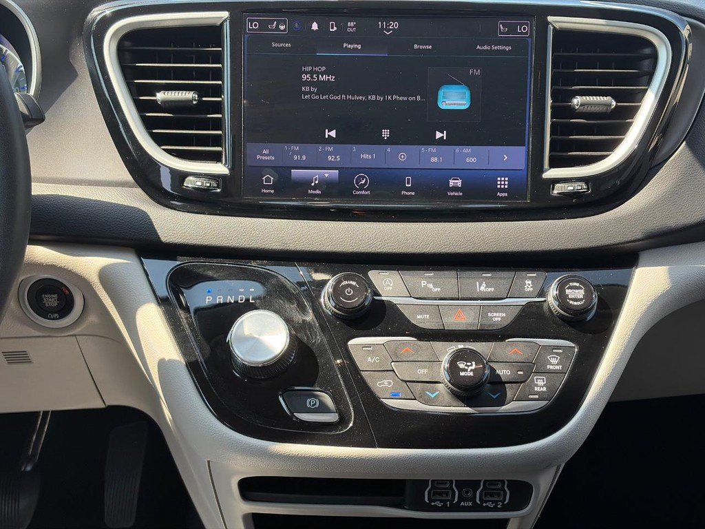 Used 2024 Chrysler Pacifica Touring-L FWD image 15