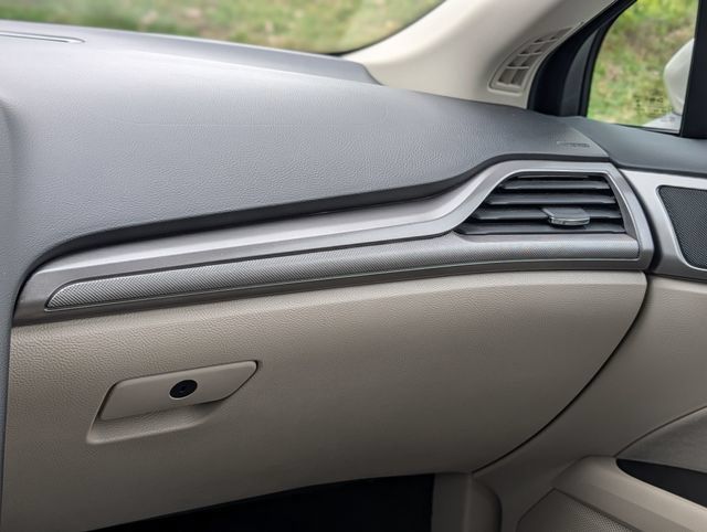 Used 2017 Ford Fusion SE FWD image 16