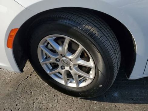 Certified 2024 Chrysler Pacifica Touring-L image 4