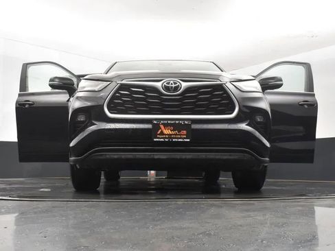 Used 2025 Toyota Highlander LE FWD image 11