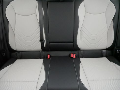 Used 2025 Volkswagen Tiguan SE image 13