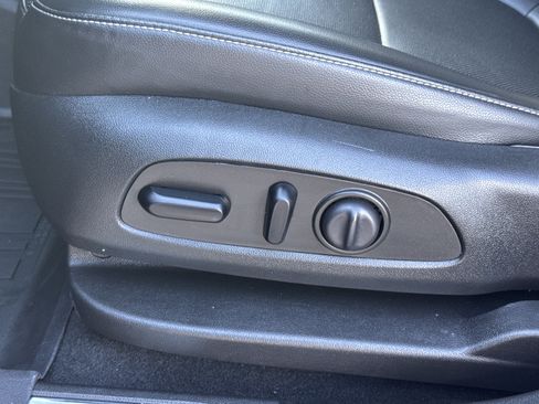 Used 2023 GMC Acadia SLT w/ Elevation Edition image 28