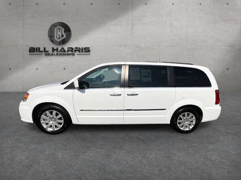 Used 2016 Chrysler Town & Country Touring w/ Driver Convenience Group FWD image 10