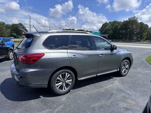Used 2018 Nissan Pathfinder SL w/ Cargo Package FWD image 4
