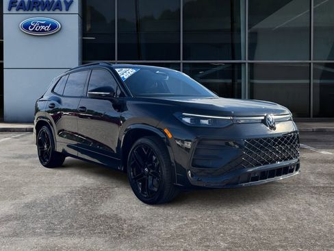 Used 2025 Volkswagen Tiguan SE R-Line image 3