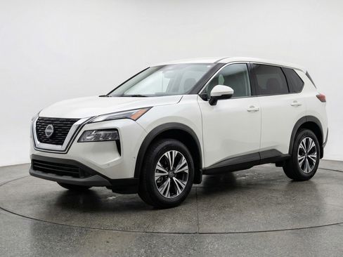 Used 2025 Nissan Rogue SV image 3