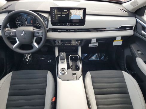 New 2025 Mitsubishi Outlander SE image 23