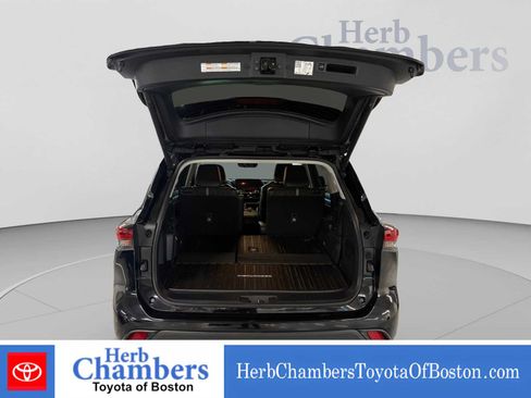 Used 2024 Toyota Highlander XLE AWD/4WD image 4