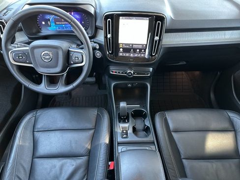 Used 2023 Volvo XC40 B4 Core w/ Convenience Package FWD image 12