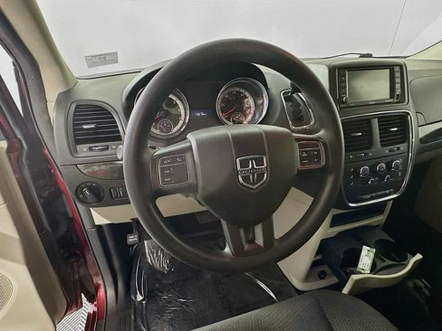 Used 2019 Dodge Grand Caravan SE w/ UConnect Hands-Free Group FWD image 17