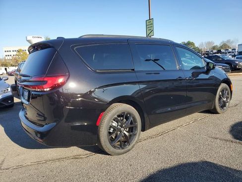 New 2026 Chrysler Pacifica Limited w/ Uconnect Theater Family Group image 6