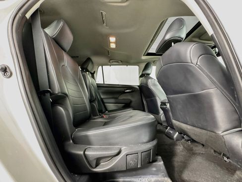 Used 2023 Toyota Highlander XLE AWD/4WD image 28