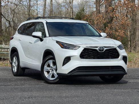 Used 2023 Toyota Highlander L image 11