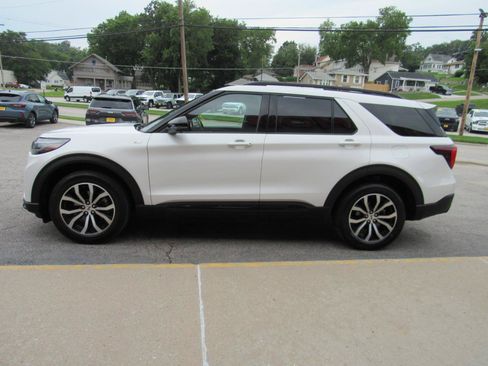 Used 2025 Ford Explorer ST-Line AWD/4WD image 9