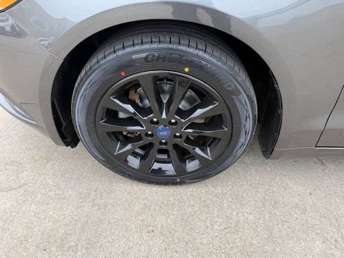 Used 2017 Ford Fusion SE FWD image 12