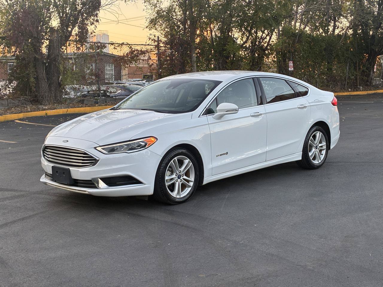 Used 2018 Ford Fusion SE w/ Equipment Group 602A FWD image 2