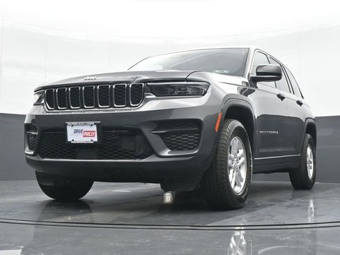 Used 2024 Jeep Grand Cherokee Laredo image 16