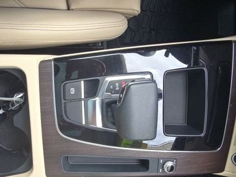 Used 2024 Audi Q5 e Premium Plus w/ Premium Plus Package image 19