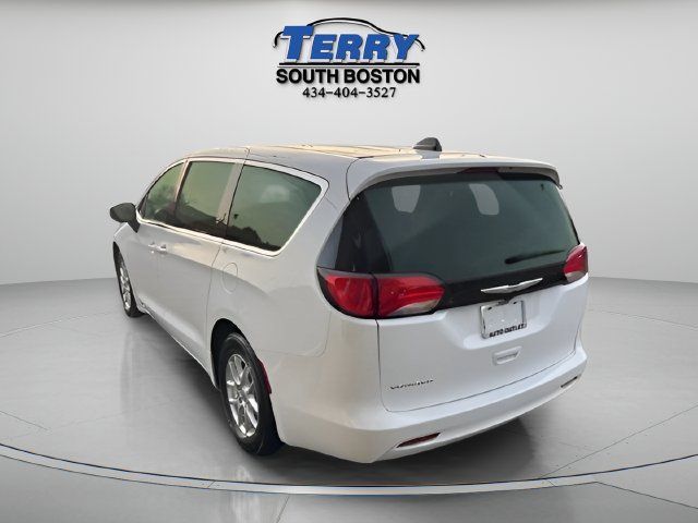 Used 2022 Chrysler Voyager LX FWD image 5