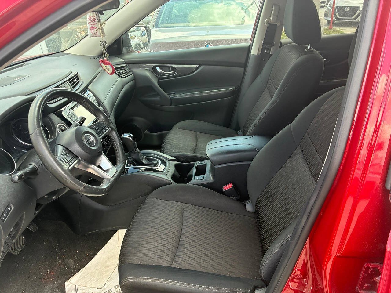 Used 2017 Nissan Rogue SV w/ Sun & Sound Touring Package FWD image 9