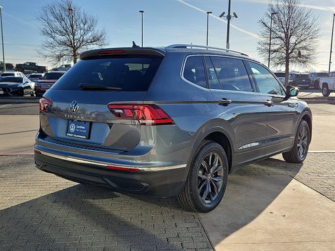 Used 2023 Volkswagen Tiguan SE w/ Panoramic Sunroof Package image 3
