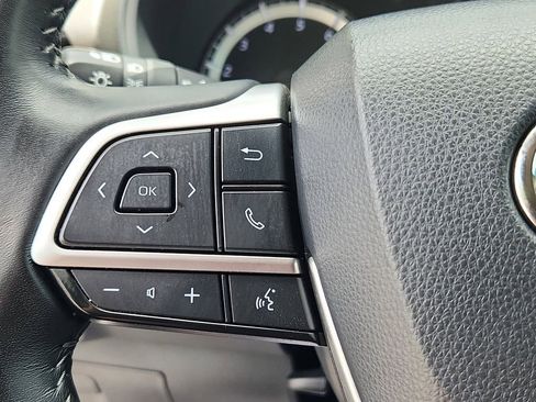 Used 2022 Toyota Highlander LE AWD/4WD image 20