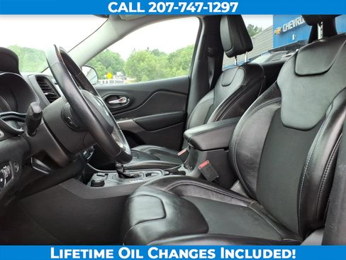 Used 2019 Jeep Cherokee Latitude Plus w/ Comfort/Convenience Group AWD/4WD image 11