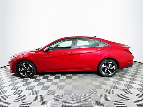 Certified 2023 Hyundai Elantra SEL w/ Convenience Package image 3