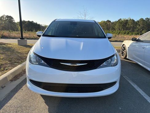 Used 2023 Chrysler Voyager LX image 2
