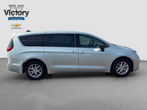 Used 2024 Chrysler Pacifica Touring-L FWD image 8