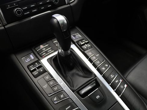 Used 2018 Porsche Macan image 25